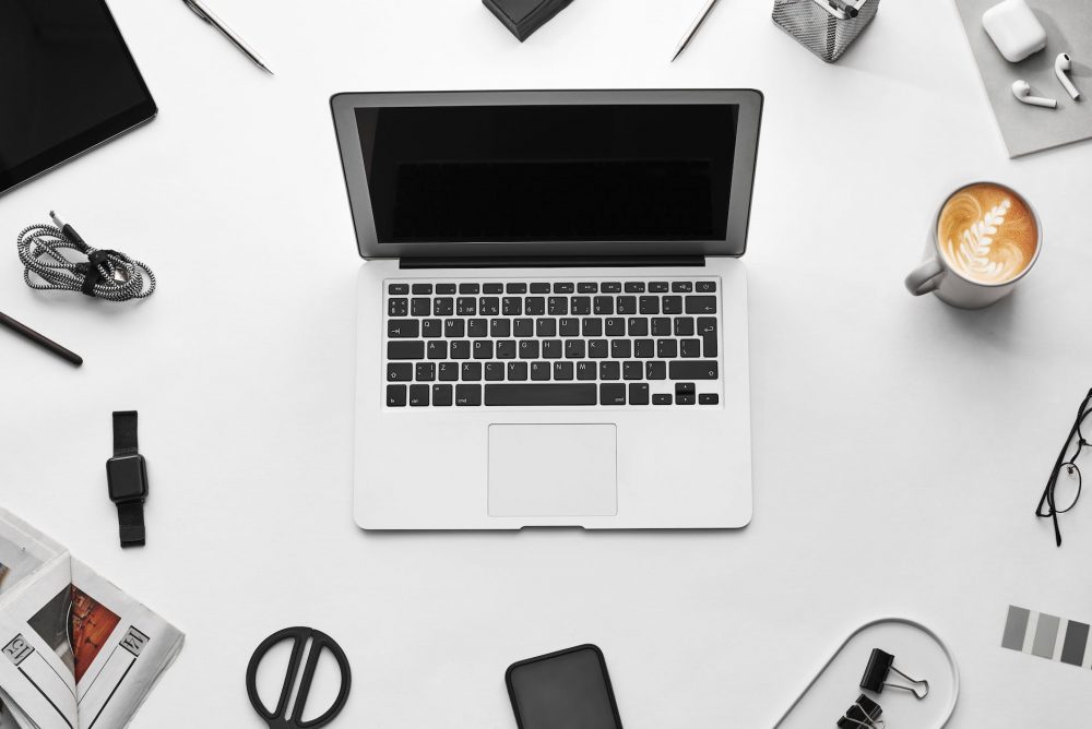 Der Arbeitsplatz - laptop on white background