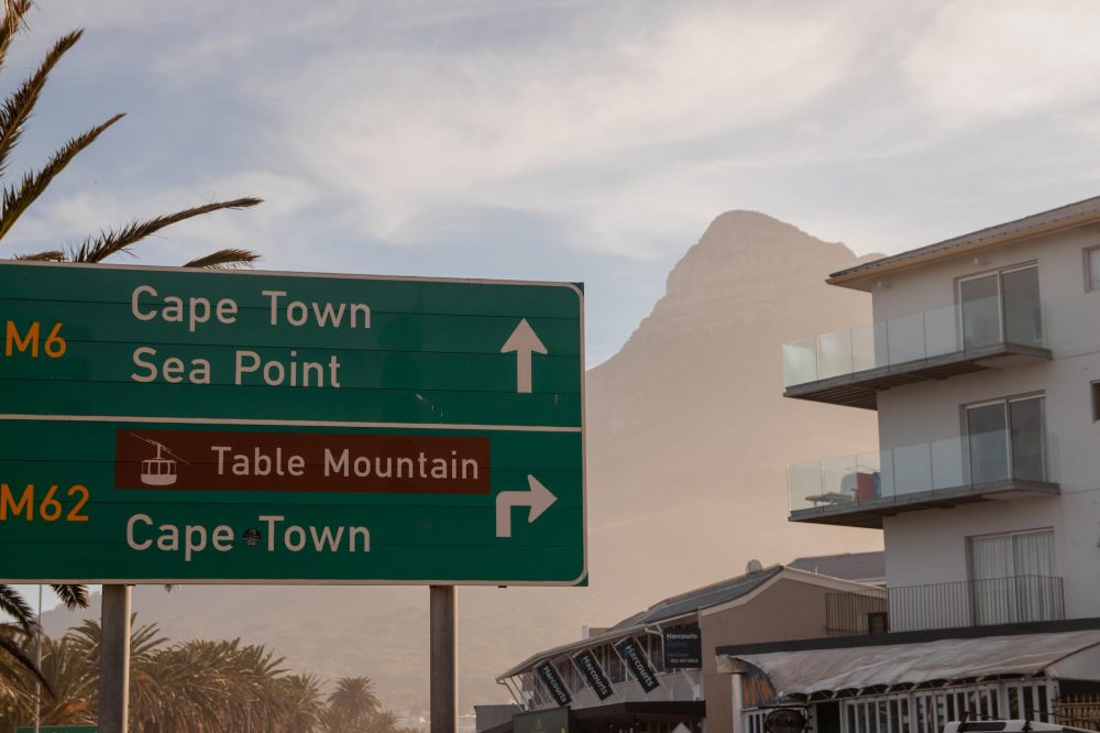 Top 10 Traumziele - Kapstadt, Südafrika - signpost with table mountain in the background