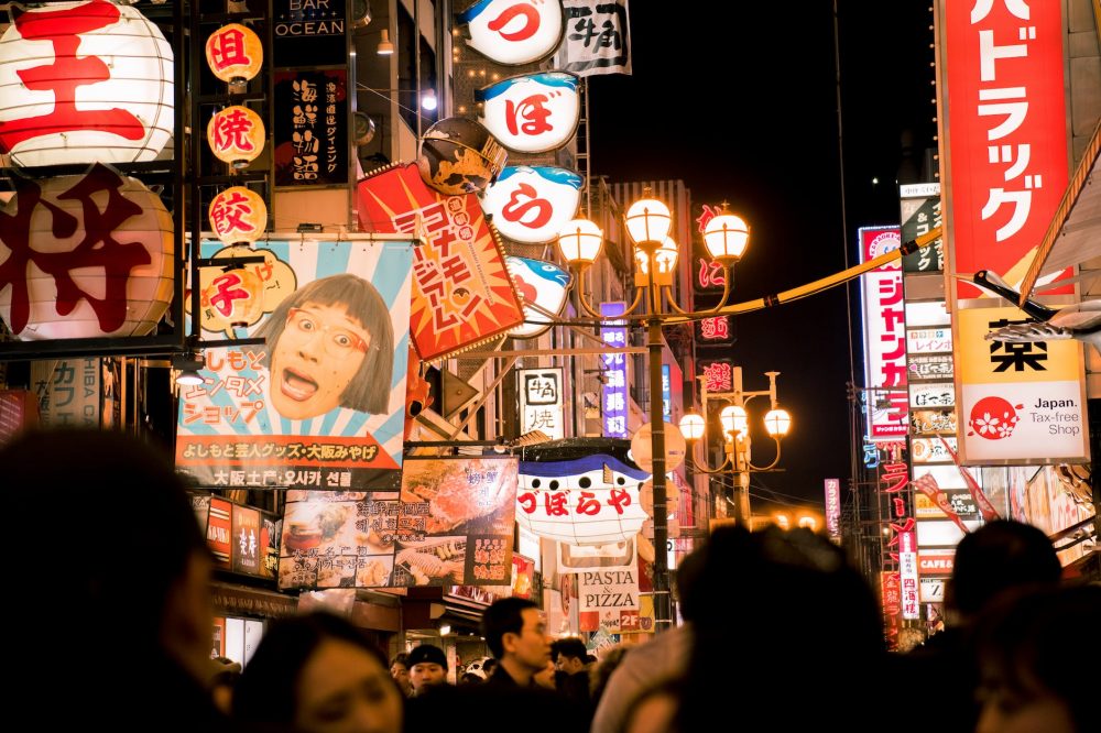 Top 10 Traumziele - Tokio, Japan - crowd surrounded by buildings during night time