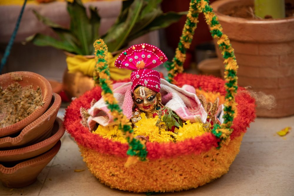 Respektvoll Reisen: Verstehe die Kultur deines Reiseziels - Religiöse Praktiken und Rituale: Respektiere die Glaubensüberzeugungen - a hindu puppet in a basket decorated with flowers