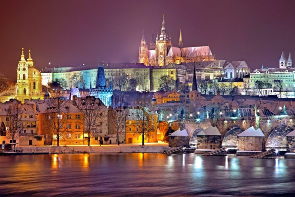 Workation im Winter in Prag - prague castle district lit up at night