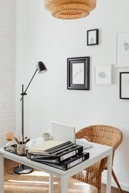 Remote Work und Produktivität - Einrichtung eines ergonomischen Arbeitsplatzes - photo of a table with a laptop near a lamp