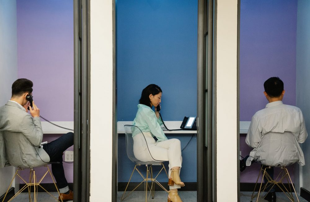 Remote Work und Produktivität - Isolation und Kommunikation- business people sitting in office booths
