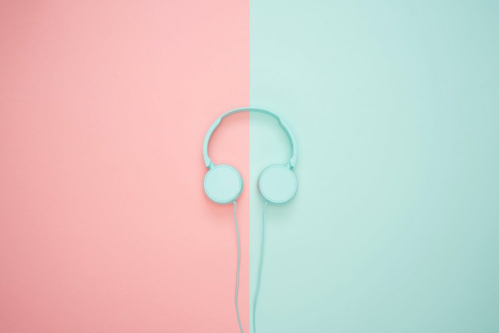 Kulturelle Kompetenz als digitaler Nomade  - blue headphone
