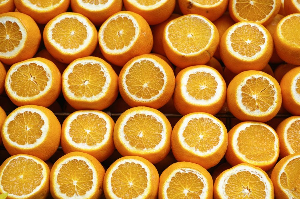 Remote Work im Winter - Vitamne helfen - sliced oranges