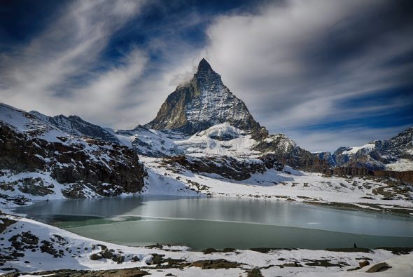 Workation im Winter Schweizer Alpen - Matterhorn - white mountain under gray sky